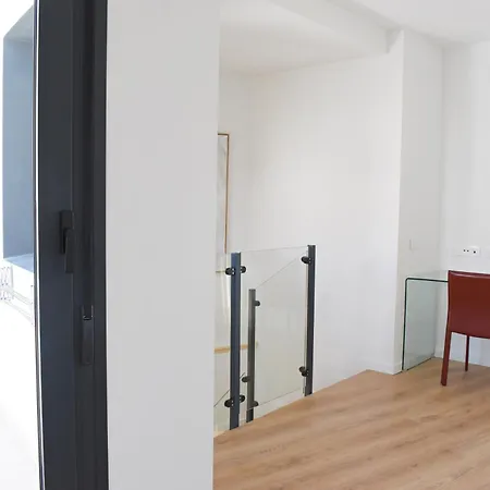 Bright Duplex In Centre *